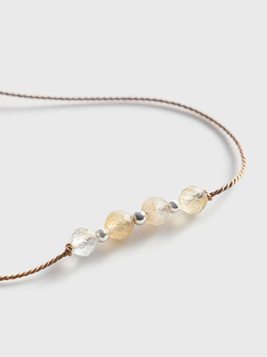 Armband aus Citrin auf Seidenfaden