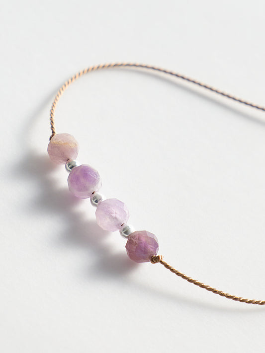 Armband aus Amethyst auf Seidenfaden