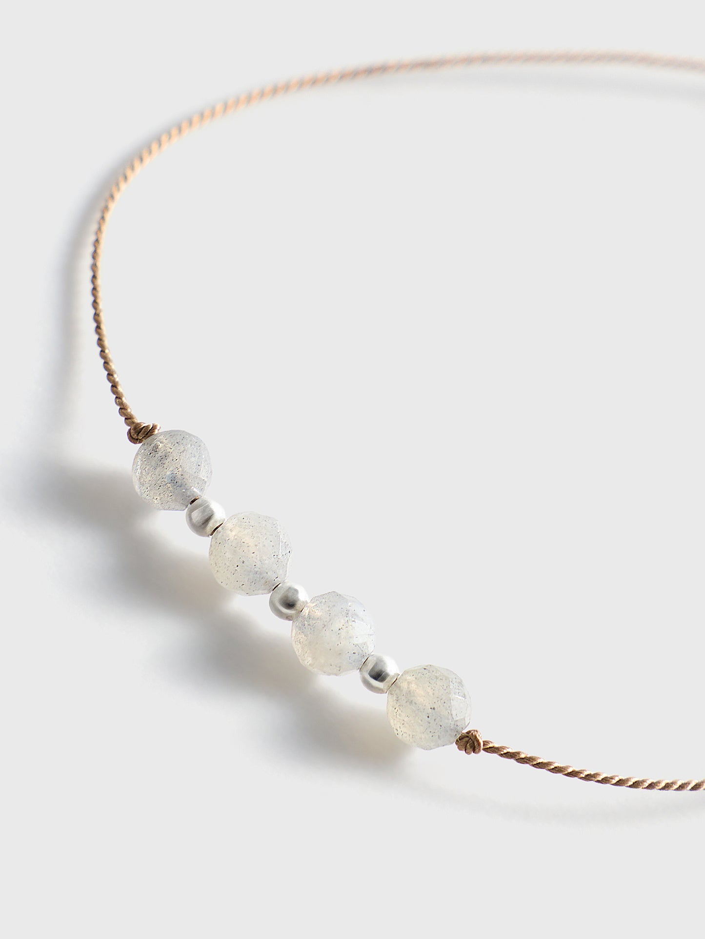 Armband aus Labradorit auf Seidenfaden
