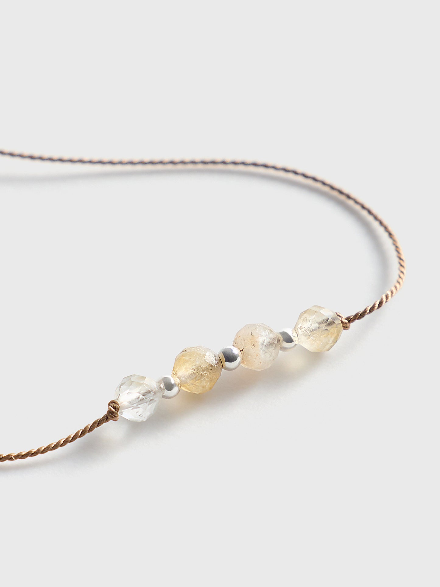 Armband aus Citrin auf Seidenfaden