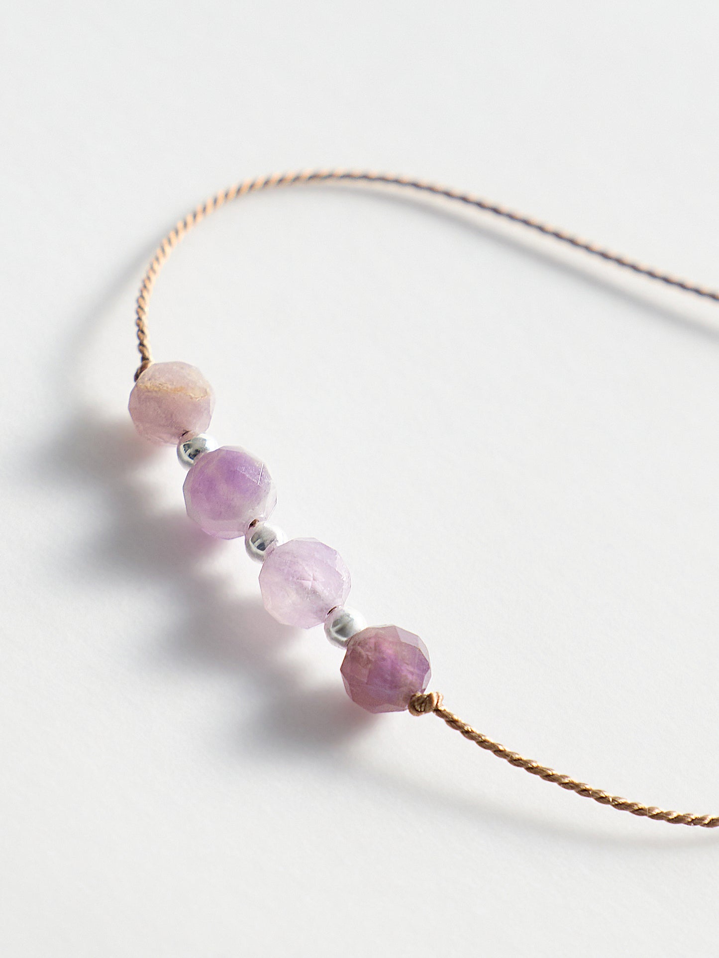 Armband aus Amethyst auf Seidenfaden