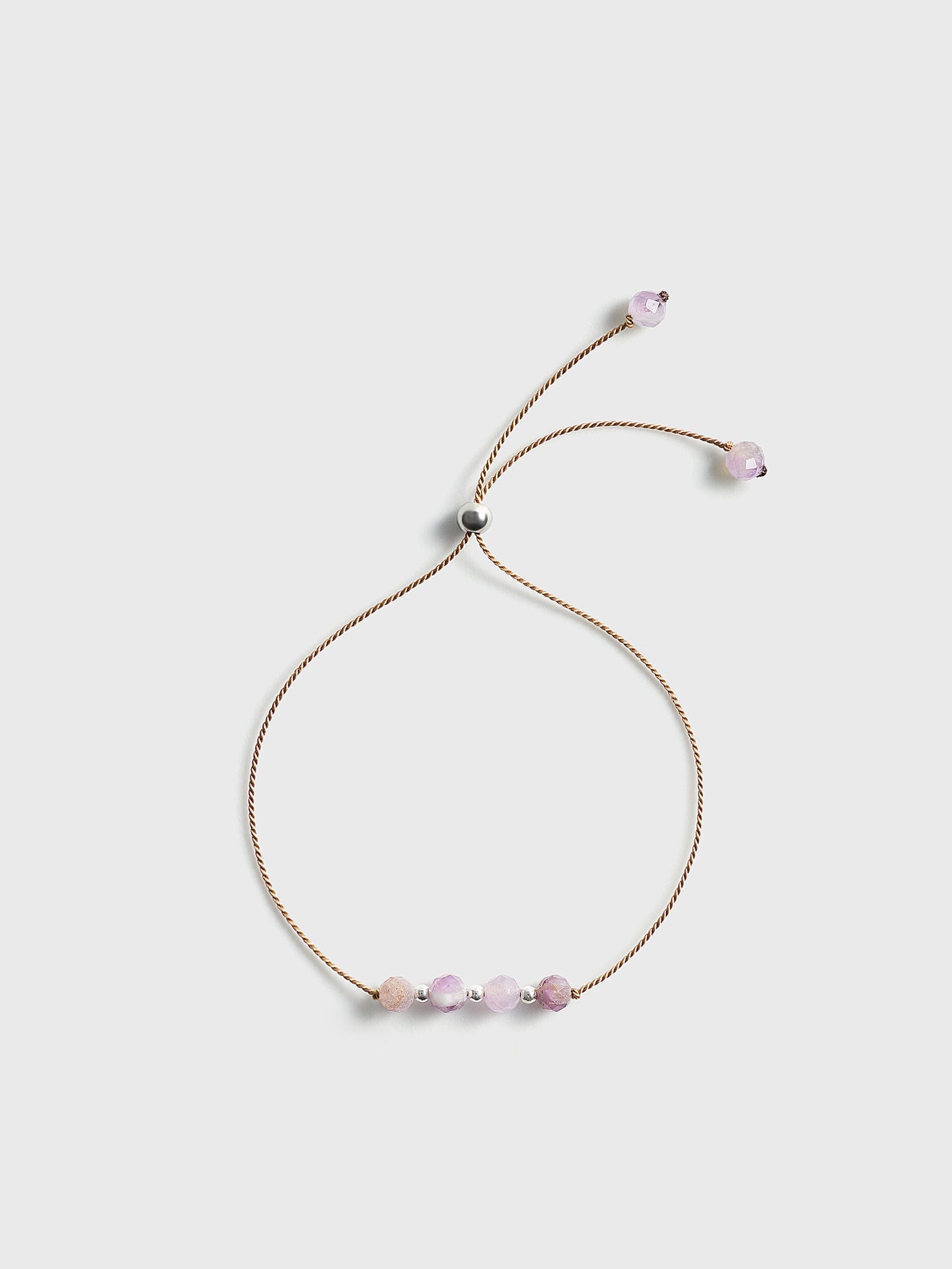Armband aus Amethyst auf Seidenfaden