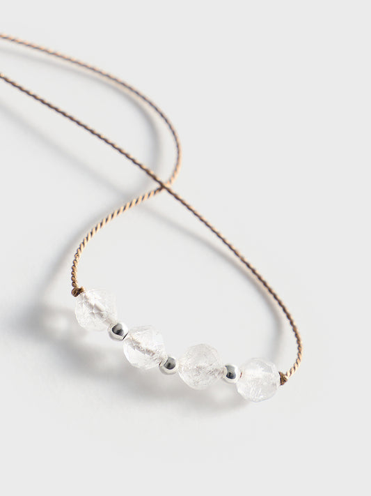 Armband aus Bergkristall auf Seidenfaden