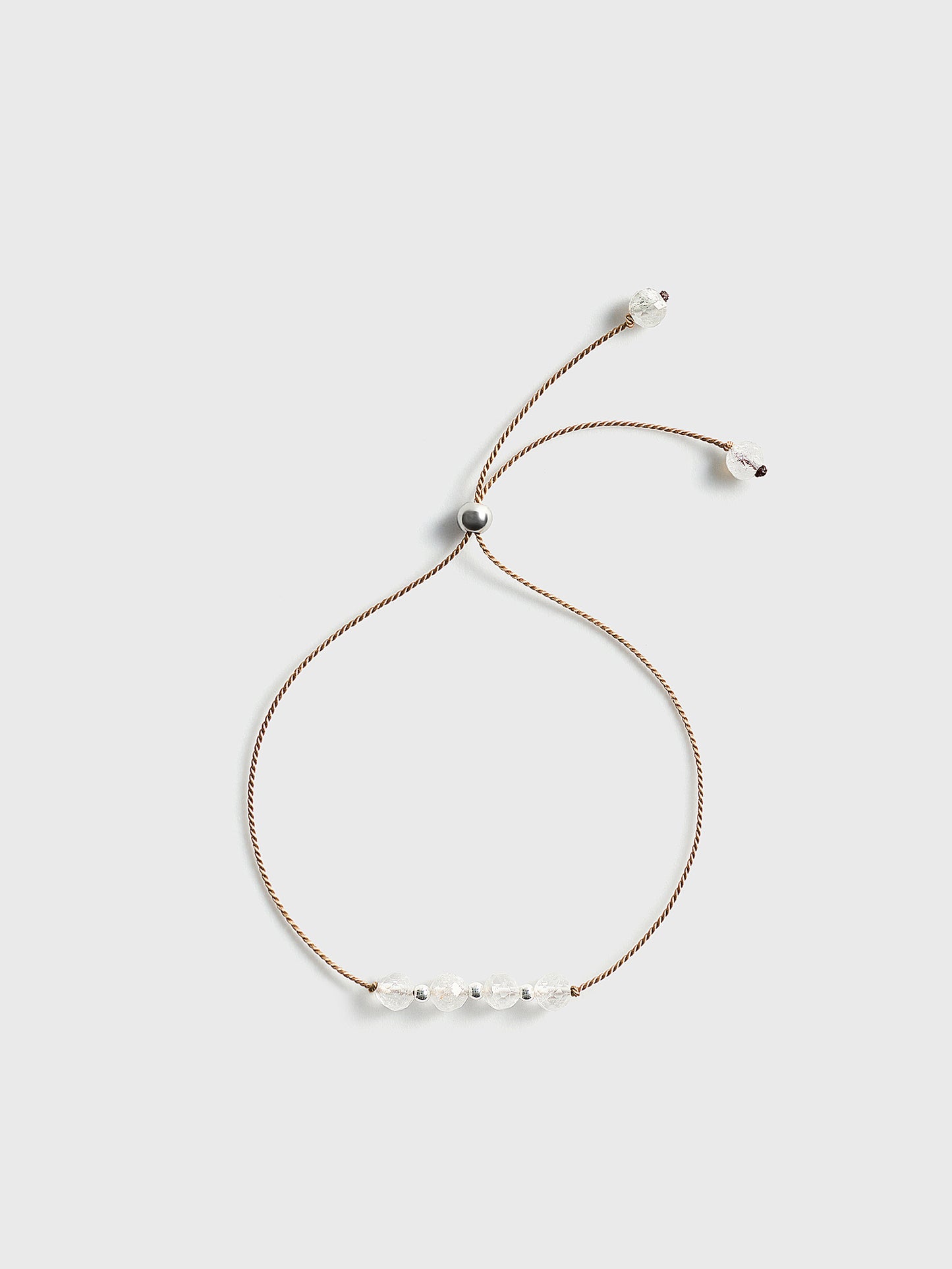 Armband aus Bergkristall auf Seidenfaden