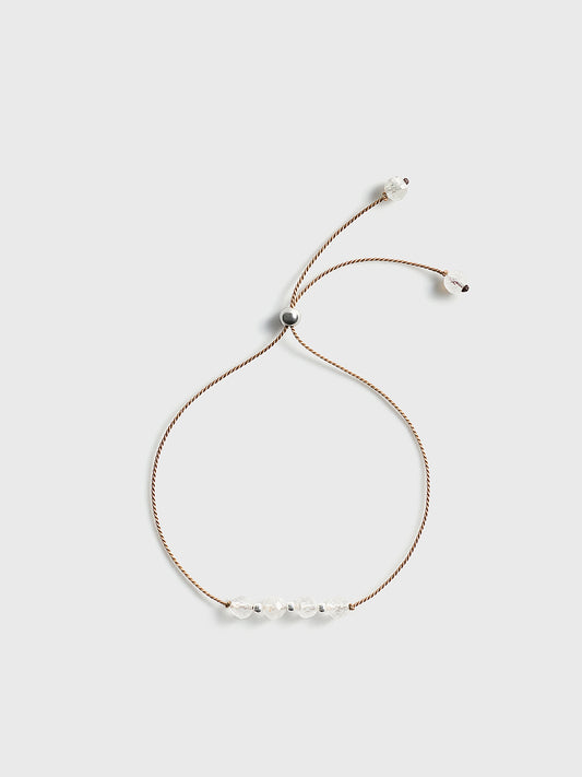 Armband aus Bergkristall auf Seidenfaden